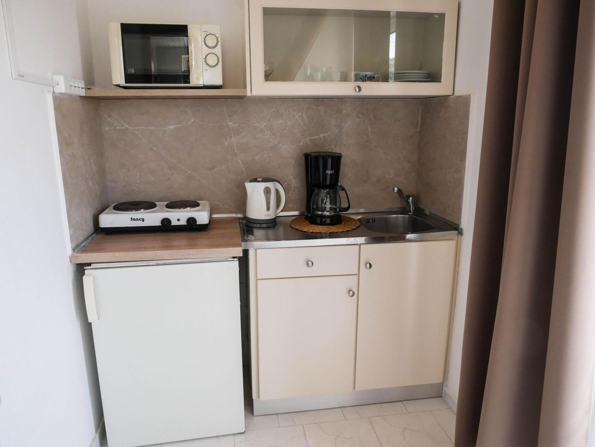 Litinas Apartments With Pool Agia Marina Екстериор снимка