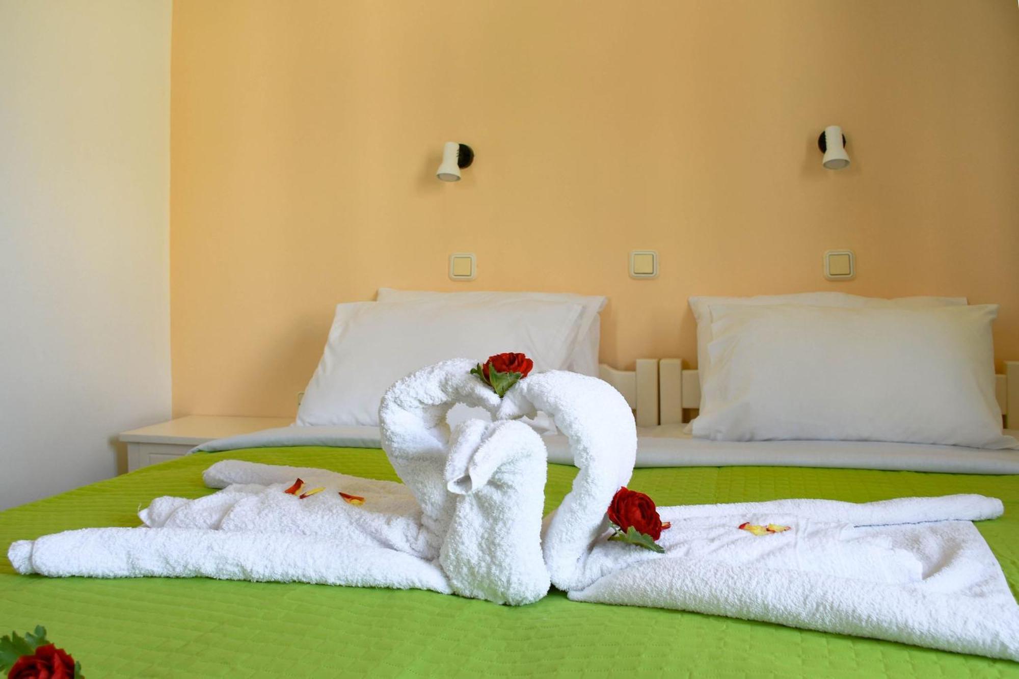 Litinas Apartments With Pool Agia Marina Екстериор снимка