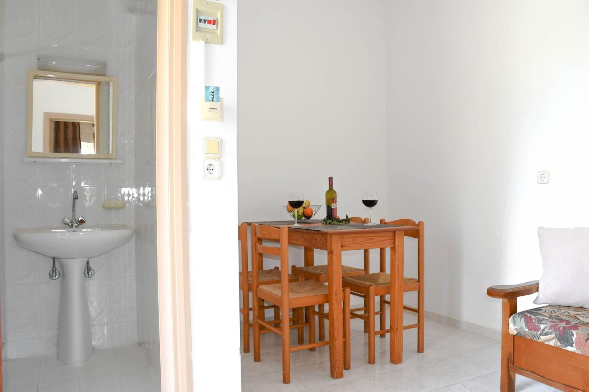 Litinas Apartments With Pool Agia Marina Екстериор снимка