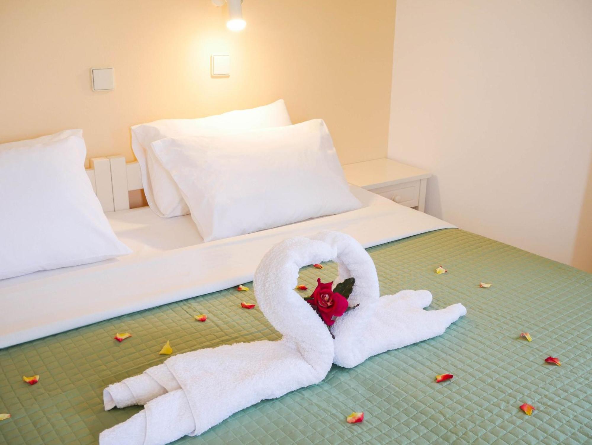Litinas Apartments With Pool Agia Marina Екстериор снимка