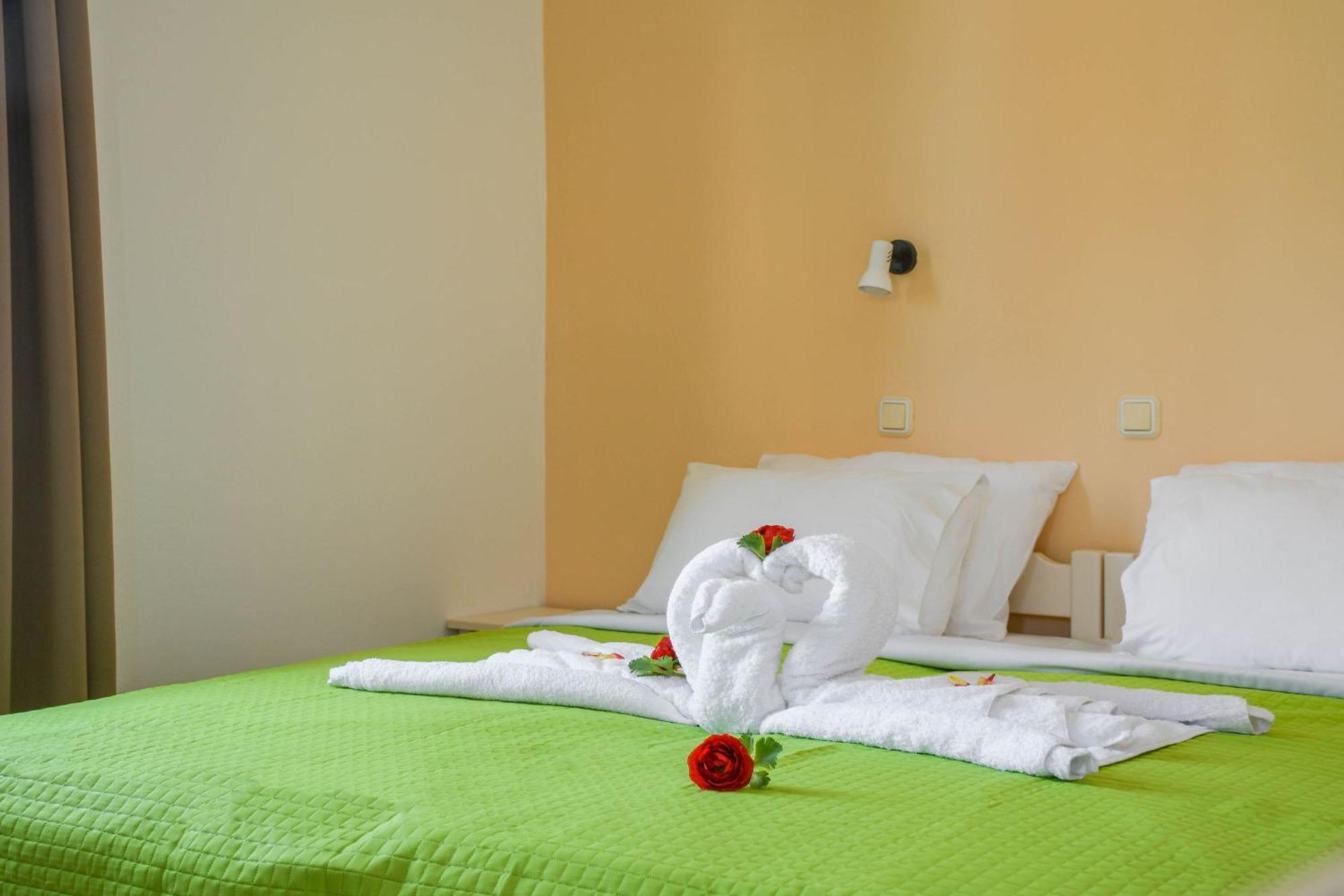 Litinas Apartments With Pool Agia Marina Екстериор снимка