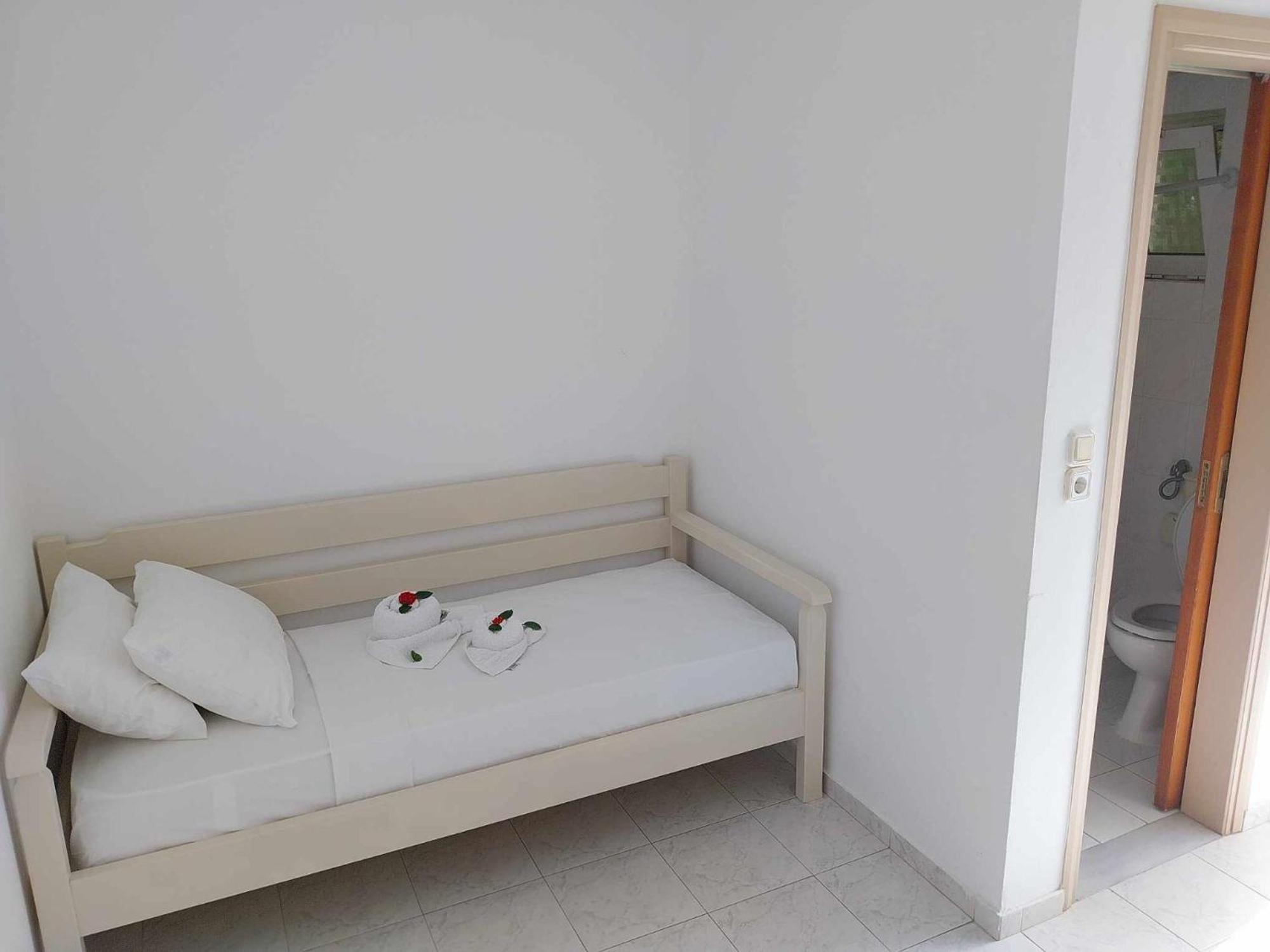 Litinas Apartments With Pool Agia Marina Екстериор снимка