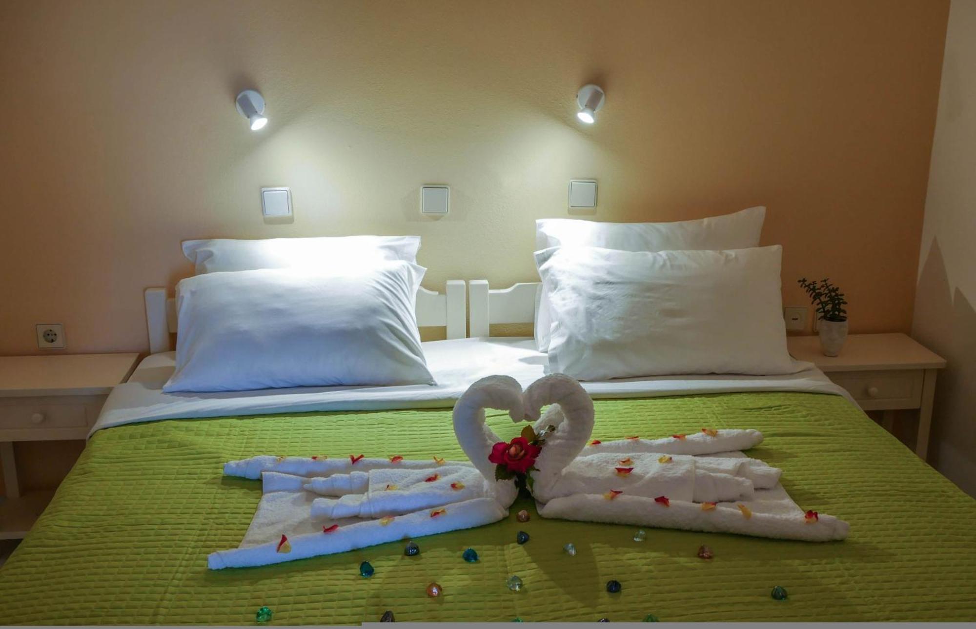 Litinas Apartments With Pool Agia Marina Екстериор снимка