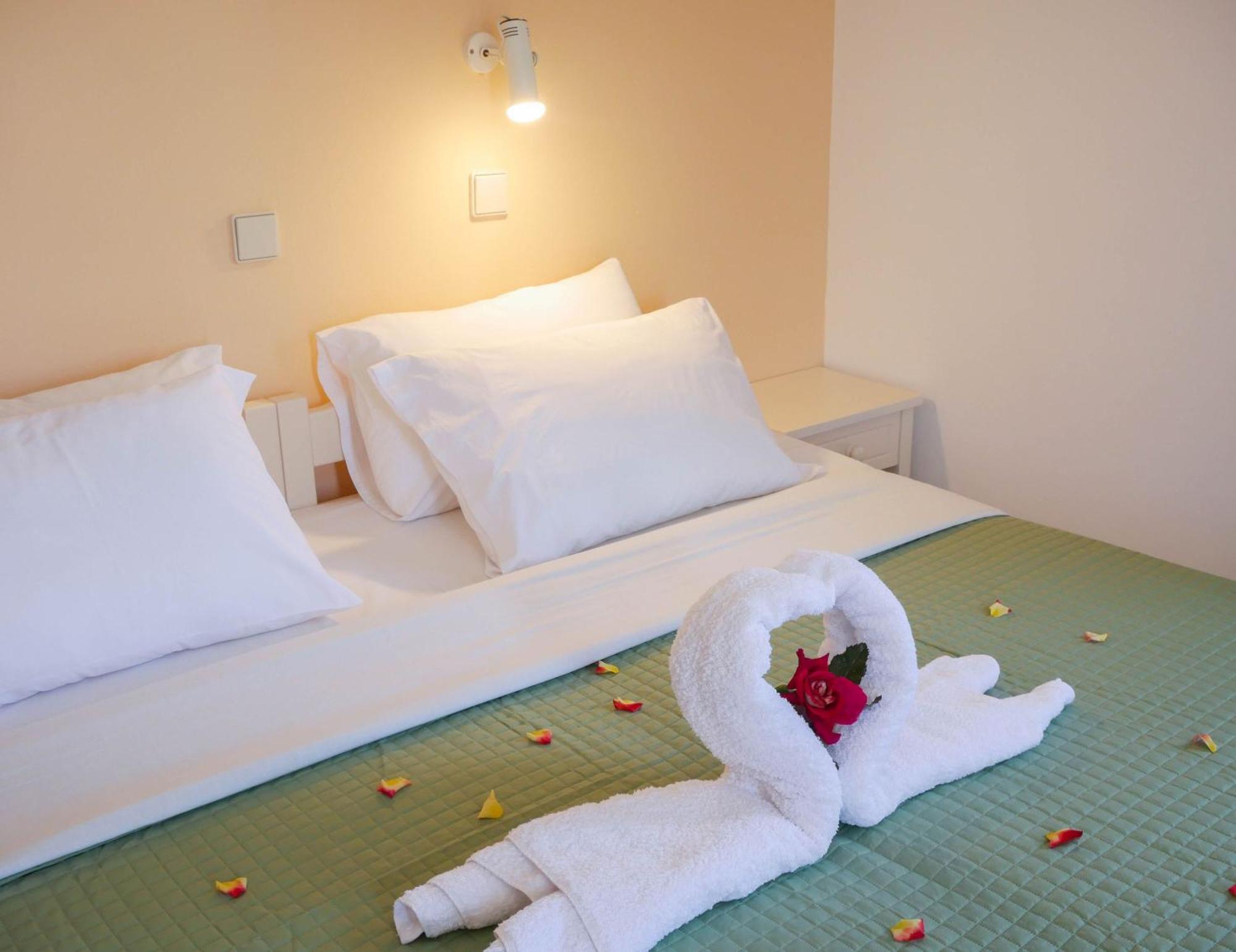 Litinas Apartments With Pool Agia Marina Екстериор снимка