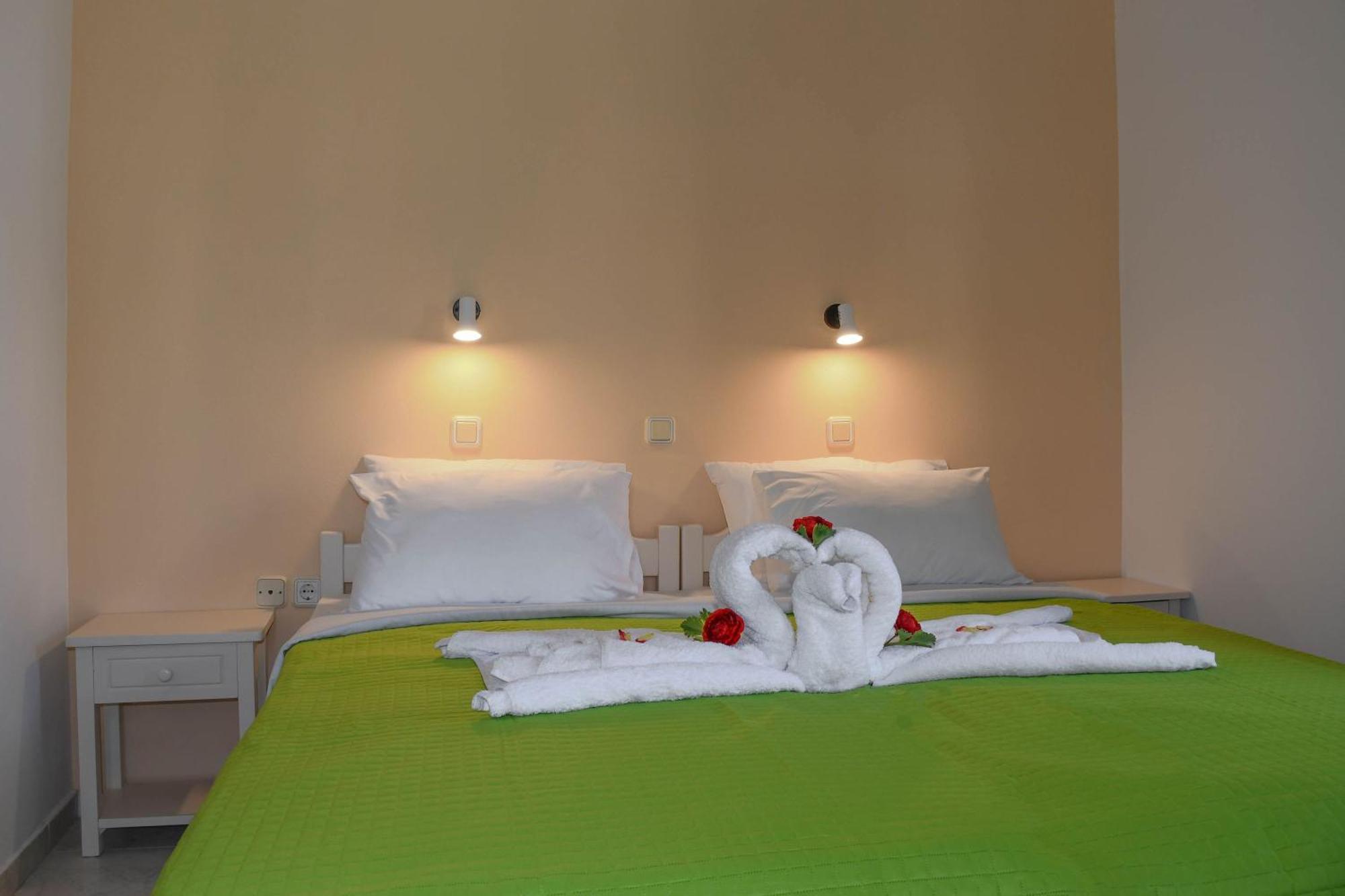 Litinas Apartments With Pool Agia Marina Екстериор снимка