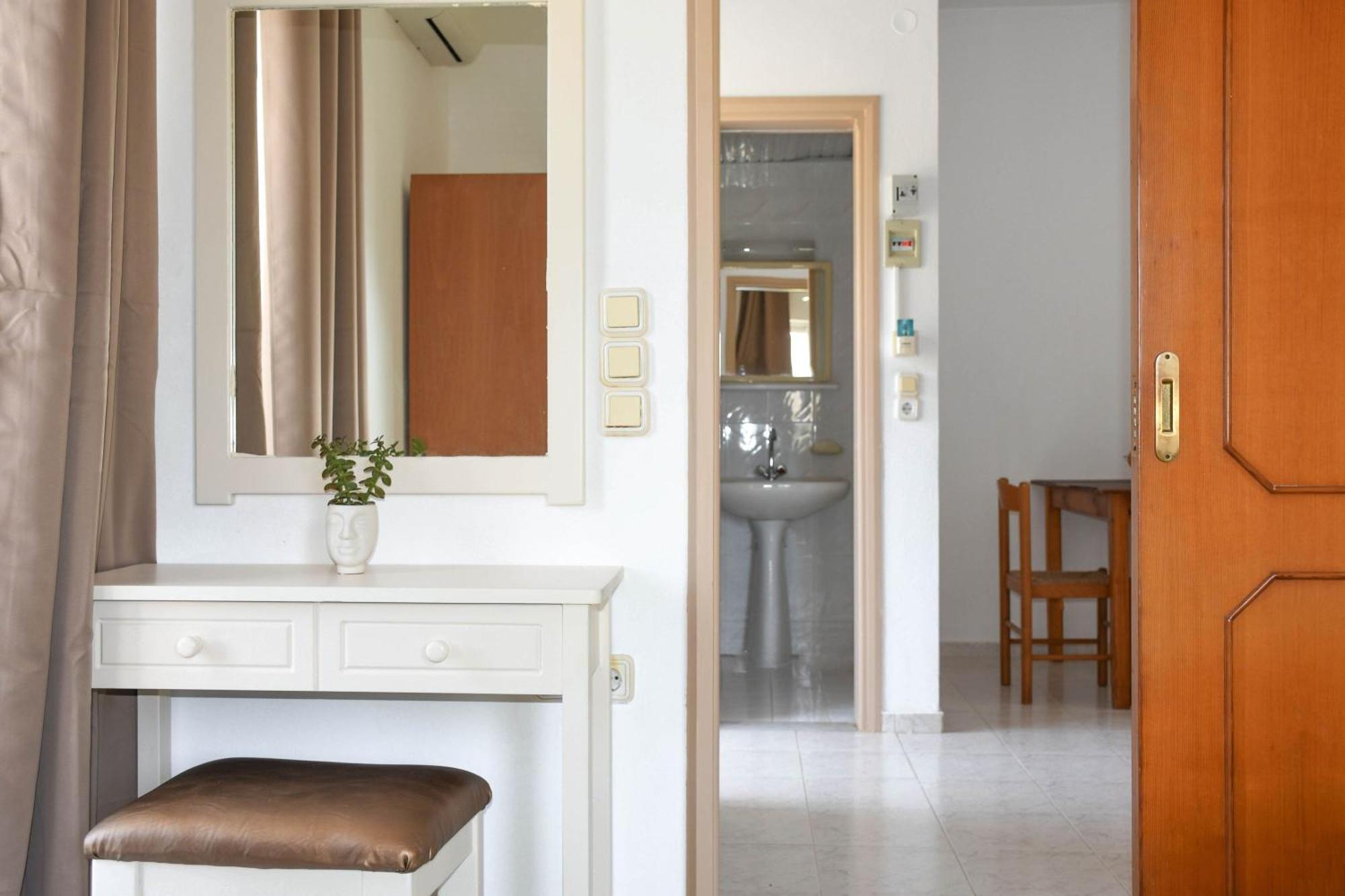 Litinas Apartments With Pool Agia Marina Екстериор снимка