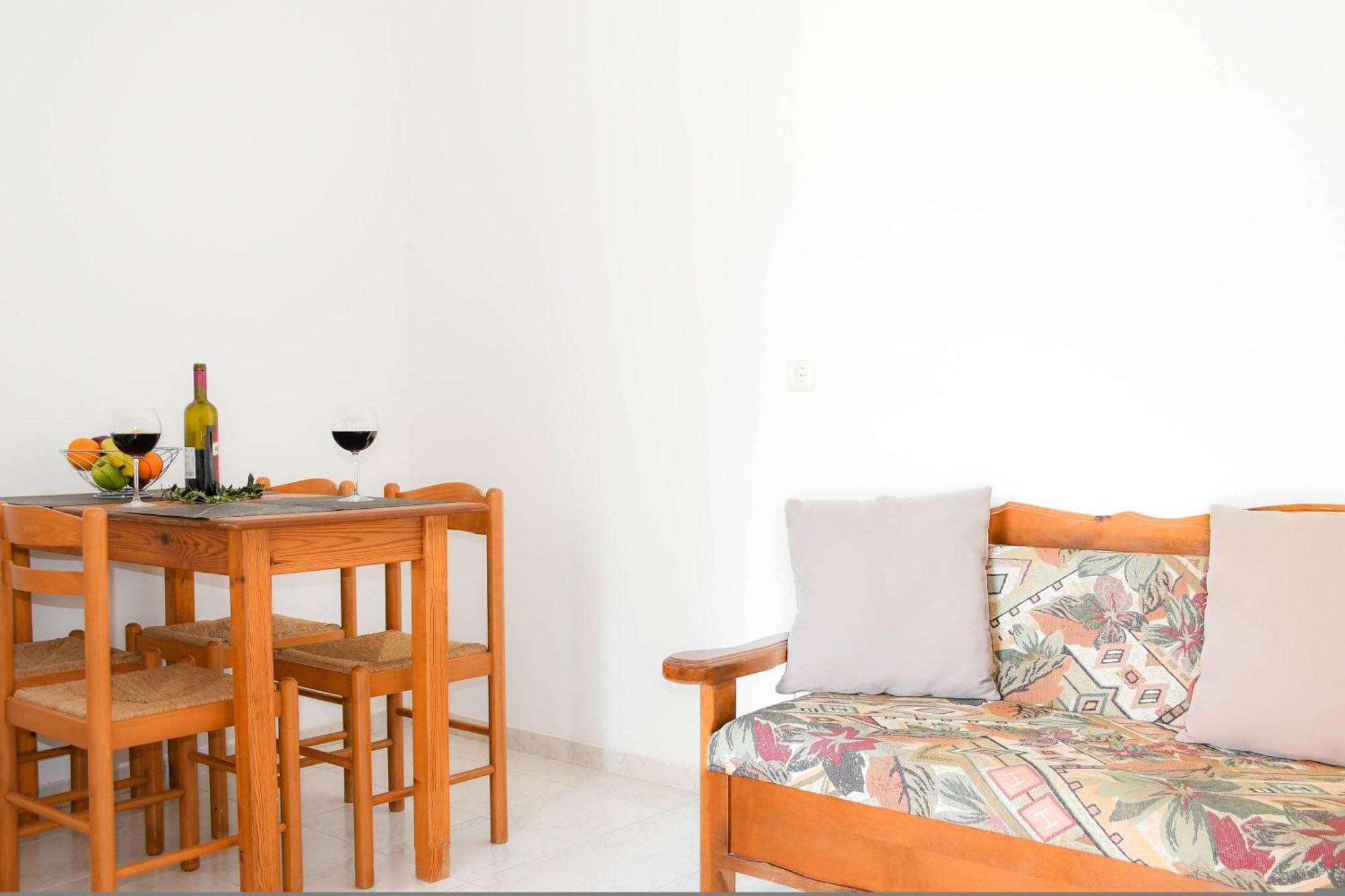 Litinas Apartments With Pool Agia Marina Екстериор снимка