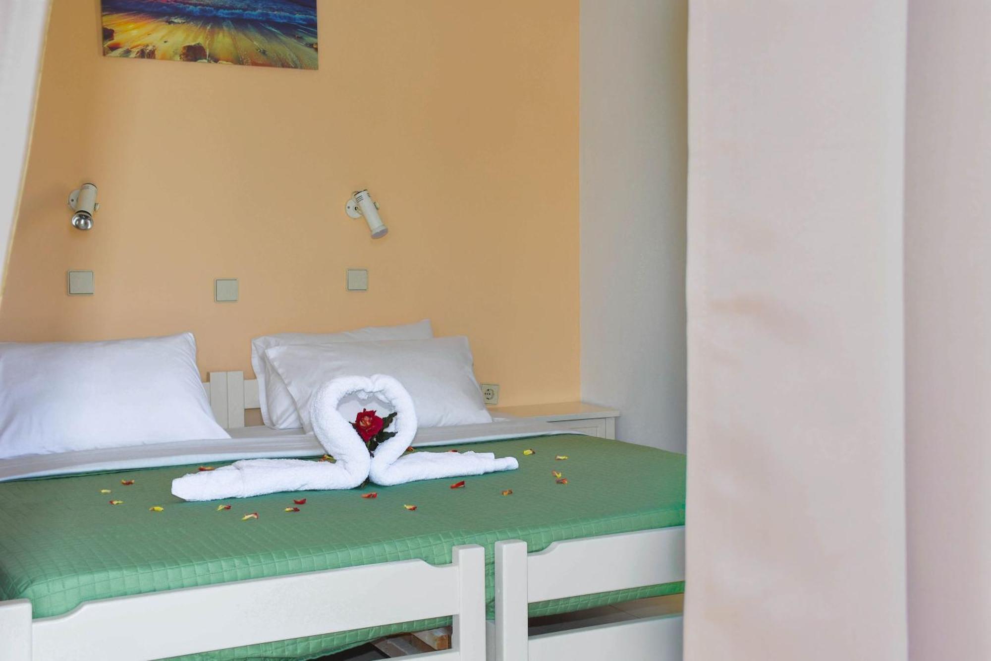 Litinas Apartments With Pool Agia Marina Екстериор снимка