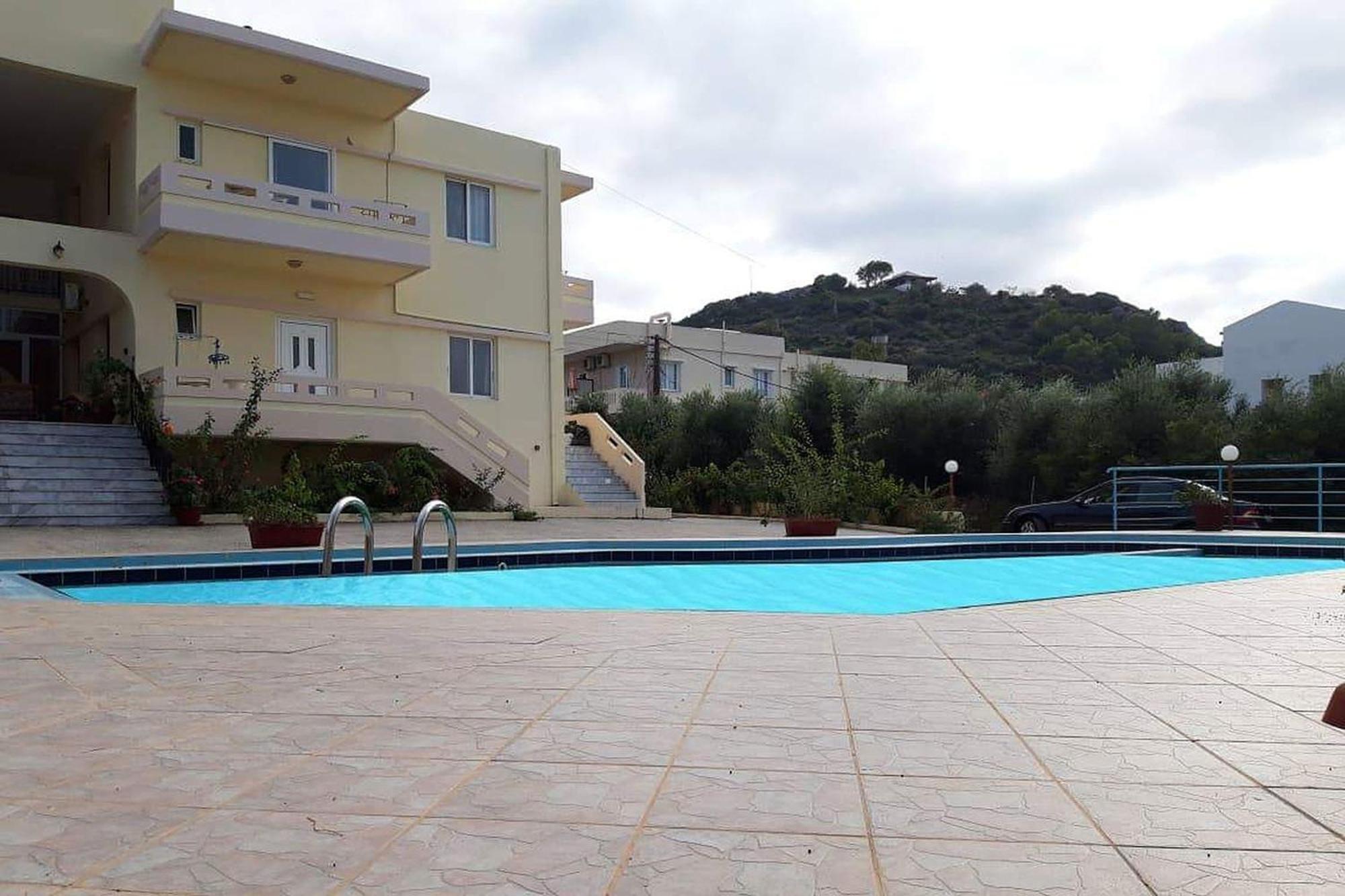 Litinas Apartments With Pool Agia Marina Екстериор снимка